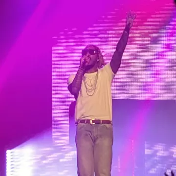 Le t-shirt blanc à manches courtes porté par Future sur le compte Instagram de @jordangnc