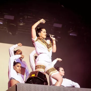 Pantalones cortos y camiseta estampados en blanco de Rosalía Vila en la cuenta de instagram @rosalia.oficial.fans