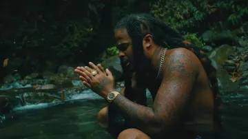 La montre en or portée par Kalash dans son clip Lord Have Mercy