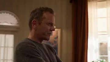 Suéter gris usado por Tom Kirkman (Kiefer Sutherland) como se ve en Designated Survivor (Temporada 3)