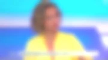 La túnica de satén amarillo brillante manga larga, cuello mao, escote abotonado de Caroline Roux en do en el aire el 03.06.2019