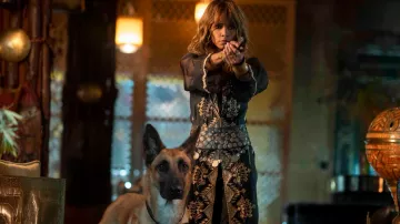 Noir et or de la robe portée par Sofia (Halle Berry) dans John Wick: Chapitre 3 – Parabellum