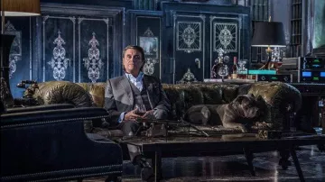 Nailhead canapé, comme vu dans John Wick: Chapitre 3 – Parabellum