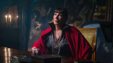 Blusa de cuero usada por el Director (Anjelica Huston) en John Wick: Capítulo 3 – Parabellum