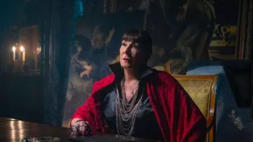Collar en capas de cadena usado por el Director (Anjelica Huston) en John Wick: Capítulo 3 – Parabellum