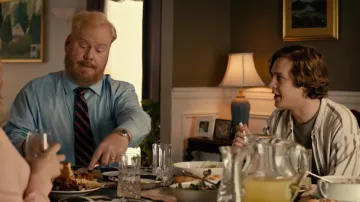 Corbata a rayas azules y rojas usada por Frank (Jim Gaffigan) en Being Frank