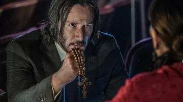 Chapelet en bois porté par John Wick (Keanu Reeves) dans John Wick: Chapitre 3 – Parabellum