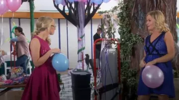 Marc by Marc Jacobs Collage Lace Dress usado por Leslie Knope (Amy Poehler) en Parques y Recreación (S06E18)