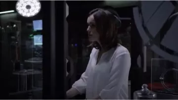 Cooper & Ella ‘Esther’ Crêpe Split Col Chemisier porté par Jemma Simmons (Elizabeth Henstridge) dans Marvel Agents of S. H. I. E. L. D. (S03E03)