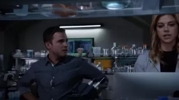 Rag & Bone Plage Shirt en Noir porté par Leo Fitz (Iain De Caestecker) dans Marvel Agents of S. H. I. E. L. D. (S03E04)