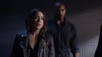 Tous les Saints Recadrée Fret Perfecto en Cuir en Kaki porté par Daisy 'Skye' Johnson (Chloe Bennet) dans Marvel Agents of S. H. I. E. L. D. (S03E04)