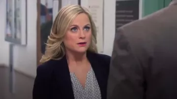 Joie Melisana Blouse à Fleur de Cerisier porté par Leslie Knope (Amy Poehler) dans les Parcs et les Loisirs (S06E21)