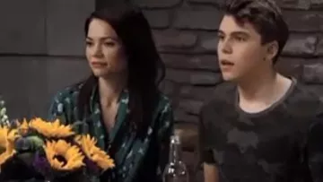 Anthropologie Familier Cou-Tie Chemisier porté par Rebecca Herbst comme on le voit dans l'Hôpital Général 13 Mai 2019