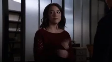 La Kooples. Rouge ouvre le tissage de la Laine Chandail porté par Daisy 'Skye' Johnson (Chloe Bennet) dans Marvel Agents of S. H. I. E. L. D. (S03E17)