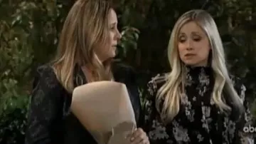Vince Camuto Floral Story Blusa de cuello simulado con bata usada por Emme Rylan vista en el Hospital General 29 de abril de 2019