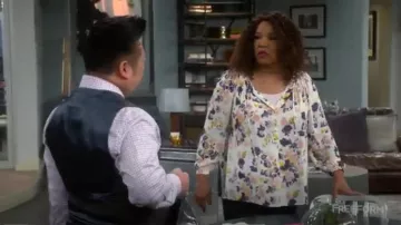 La chance de la Marque imprimé Floral Paysan Chemisier porté par Yolanda (Kym Whitley) chez les Jeunes Et de la Faim (S04E03)
