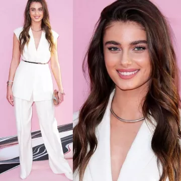 Pantalones largos blancos acampanados de Taylor Marie Hill durante el CFDA el 03.06.2019