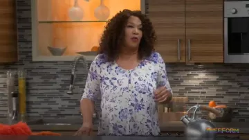 Lucky Brand Floral Frontière Top porté par Yolanda (Kym Whitley) chez les Jeunes Et de la Faim (S04E04)