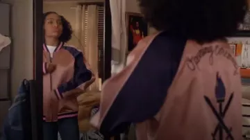 Réversible en Soie Graphique Blouson porté par Zoey Johnson (Yara Shahidi) adultes-ish (Saison1 Episode1)