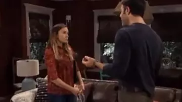 Chelsea28 Froncé à Volants Col Haut porté par Kristina Davis (Lexi Ainsworth) comme on le voit dans l'Hôpital Général le 9 Mai 2019