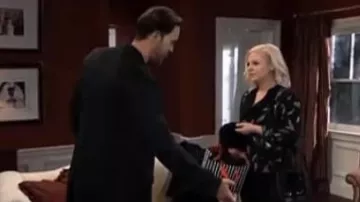 Johnny era una blusa de terciopelo con estampado metálico usada por Maxie Jones (Kirsten Storms) vista en el Hospital General el 10 de mayo de 2019