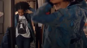 Camiseta de Hanes Michael Jackson usada por Zoey Johnson (Yara Shahidi) en grown-ish (S01E01)