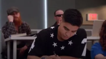 Camiseta de jersey de algodón con aplicación estelar usada por Vivek Shah (Jordan Buhat) en grown-ish (Temporada 1 Episodio 1)