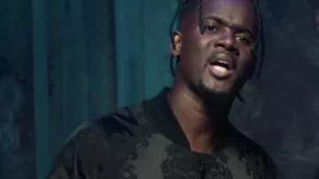 Le bomber noir imprimé porté par Black M dans son clip Bon