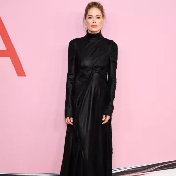 Vestido largo negro usado por Doutzen Kroes en el evento CFDA el 03.06.2019
