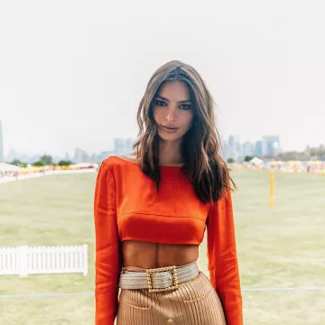 Rouge crop top porté par Emily Ratajkowski sur son Instagram account @emrata