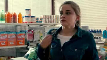 Bleu Denim shirt porté par Clair (Joséphine Langford) Dans l'Obscurité: Ils Viennent Frapper