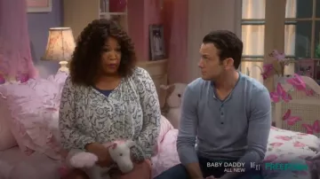 Bordure Grise Imprimée en Haut porté par Yolanda (Kym Whitley) chez les Jeunes Et de la Faim (Season4 Episode5)