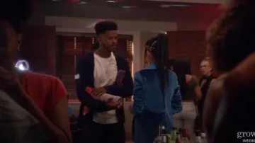 Varsity Cardigan Bleu avec des taches porté par Aaron Jackson (Trevor Jackson) dans cultivé-ish (Saison1 Episode2)