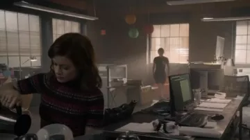 Rib Pourpre Stripe Short Sleeve Top porté par Lisa Donovan (Jane Levy) en CE qui / SI (Saison1 Episode1)
