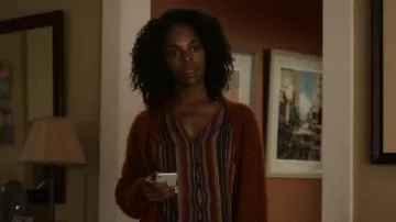 Camisa de color rayas usada por Angela Archer (Samantha Marie Ware) en WHAT / IF (Temporada 1 Episodio8)