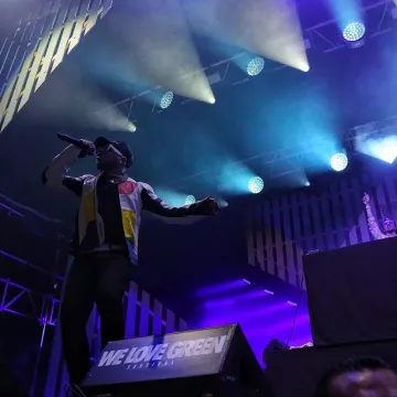 La Veste colorblock Asos Design x GLAAD de Hamza au festival WeLoveGreen 02.06.2019
