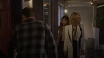 Chaqueta de doble solapa blanca y negra usada por Anne Montgomery (Renée Zellweger) en WHAT / IF (Temporada 1 Episodio 7)