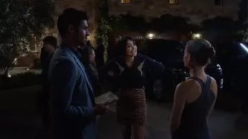 VESTIDO ROJO con cuello de Valentino usado por Cassidy Barrett (Daniella Pineda) en WHAT / IF (S01E02)