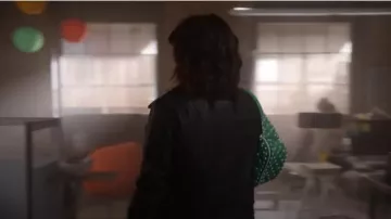 Valentino Free Rockstud Spike Belt Bag usado por Cassidy Barrett (Daniella Pineda) en WHAT / IF (S01E02)