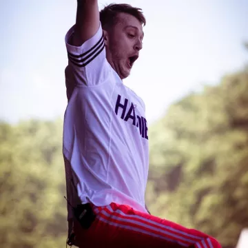 Le maillot blanc "Hardies" porté par Vald au Festival WeLoveGreen 2019