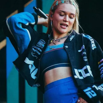 La Jupe trapèze bleu style écolière de Lolo Zouaï au festival WeLoveGreen 02.06.2019