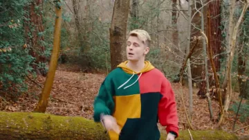 The sweatshirt Colorblock Urban Outfitters in the clip These days by Rudimental