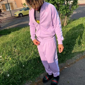 La veste de survêtement rose Adidas portée par Zola sur son compte Instagram @binkszola
