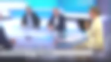 Pantalones amarillos masculinos a juego de Caroline Roux en C dans l'air el 04.06.2019