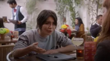 GANNI Jefferson Isoli Sudadera usada por Cassidy Barrett (Daniella Pineda) en WHAT/ IF (S01E05)