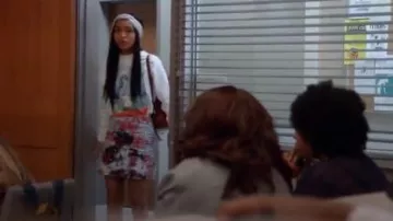 Cérémonie d'ouverture de l'Ouest Mini Coton Jupe portée par Zoey Johnson (Yara Shahidi) adultes-ish (S01E03)