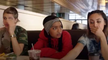 Rouge "Anvers" Coupe Ajustée Up Hoodie, portés par Zoey Johnson (Yara Shahidi) adultes-ish (Saison1 Episode3)