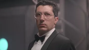 Le nœud papillon noir porté par Serge Karamazov (Alain Chabat) dans La Cité de la peur