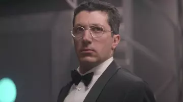 The black bow tie worn by Serge Karamazov (Alain Chabat) in The City of fear