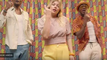 Los pantalones amarillo claro que lleva Louane en clip La vie là-bas de Toofan